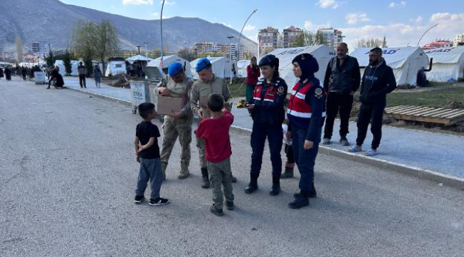 Jandarma Depremzede Çocukları Yalnız Bırakmıyor